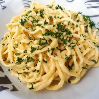 Linguines à la crème de truffe, jambon blanc et burrata